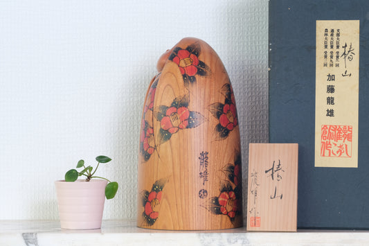 Bergcamelia (Tsubakiyama) 椿山 by Kato Tatsuo 加藤龍雄 (1940-)