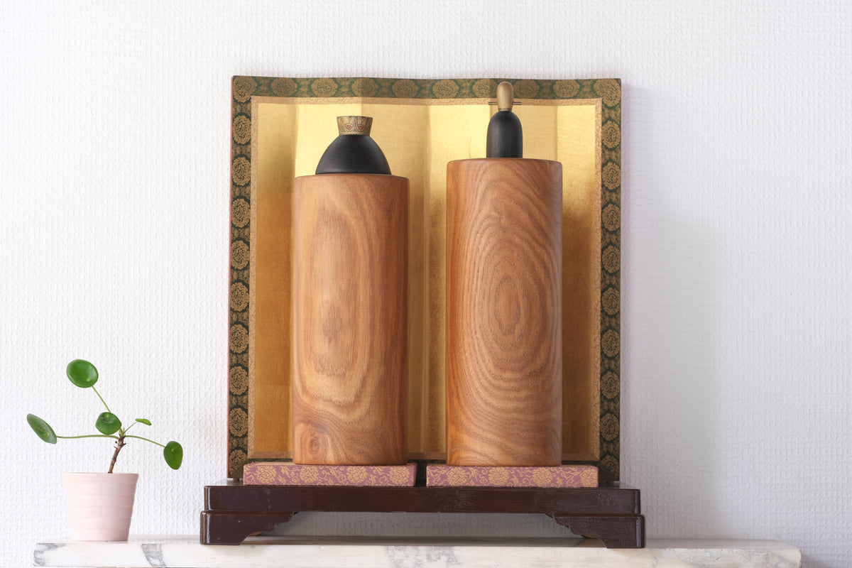 Refined Elegance (Kōga) 興雅 by Shozan Shido 志形尚山 (1932-1995) | Emperial Couple | 31 cm and 34,5 cm