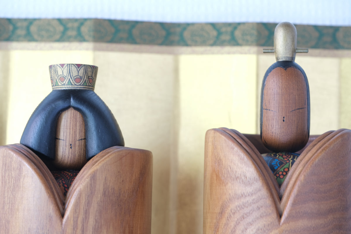 Refined Elegance (Kōga) 興雅 by Shozan Shido 志形尚山 (1932-1995) | Emperial Couple | 31 cm and 34,5 cm