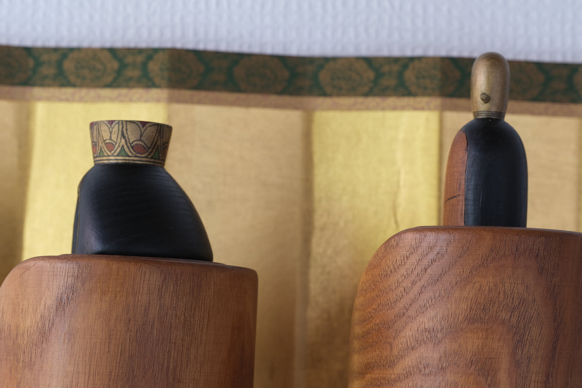 Refined Elegance (Kōga) 興雅 by Shozan Shido 志形尚山 (1932-1995) | Emperial Couple | 31 cm and 34,5 cm
