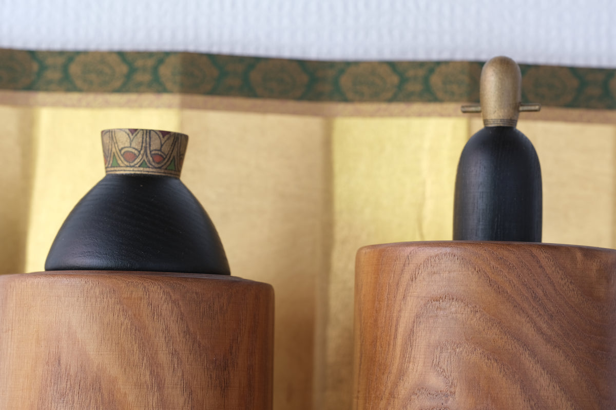 Refined Elegance (Kōga) 興雅 by Shozan Shido 志形尚山 (1932-1995) | Emperial Couple | 31 cm and 34,5 cm