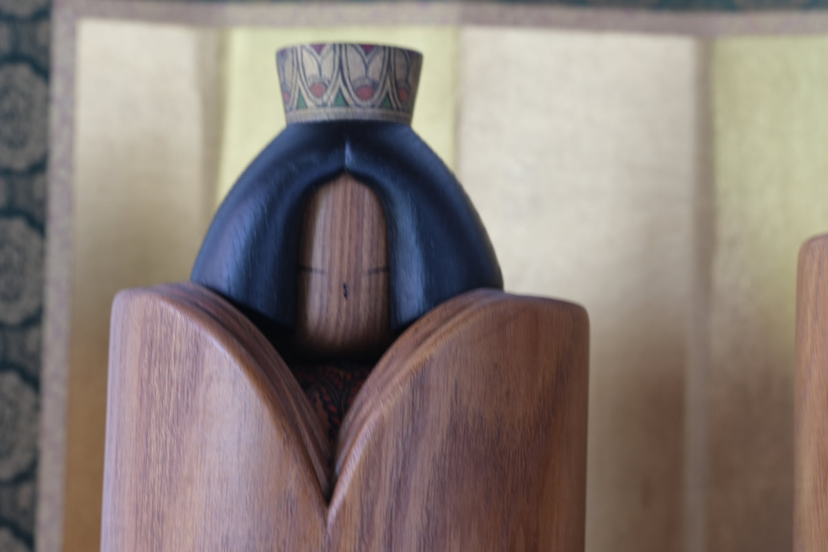 Refined Elegance (Kōga) 興雅 by Shozan Shido 志形尚山 (1932-1995) | Emperial Couple | 31 cm and 34,5 cm