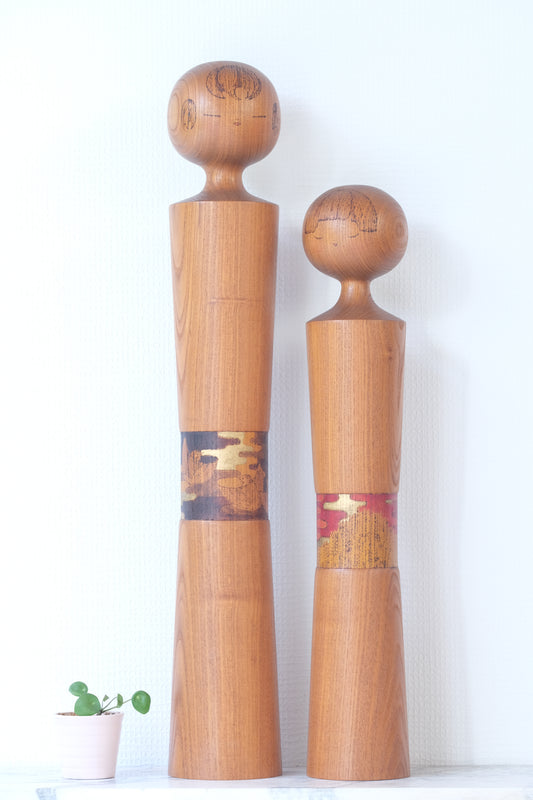 Kokeshi Art by Sansaku Sekiguchi 関口 三作 (1925-2018) | 65 cm and 67,5 cm
