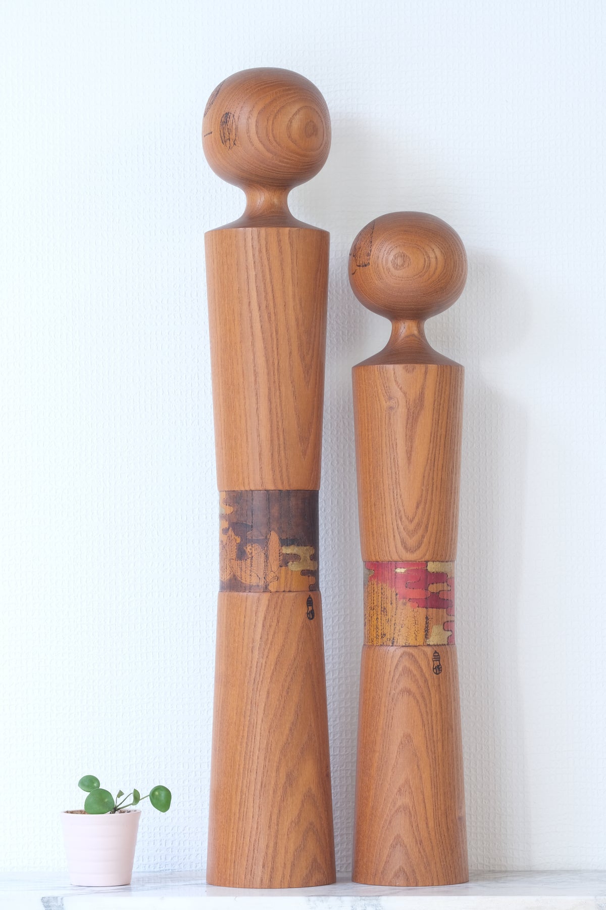 Kokeshi Art by Sansaku Sekiguchi 関口 三作 (1925-2018) | 65 cm and 67,5 cm