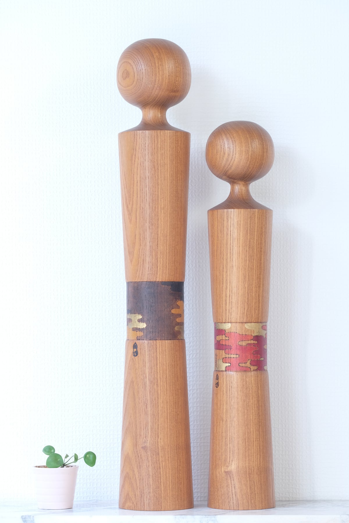 Kokeshi Art by Sansaku Sekiguchi 関口 三作 (1925-2018) | 65 cm and 67,5 cm