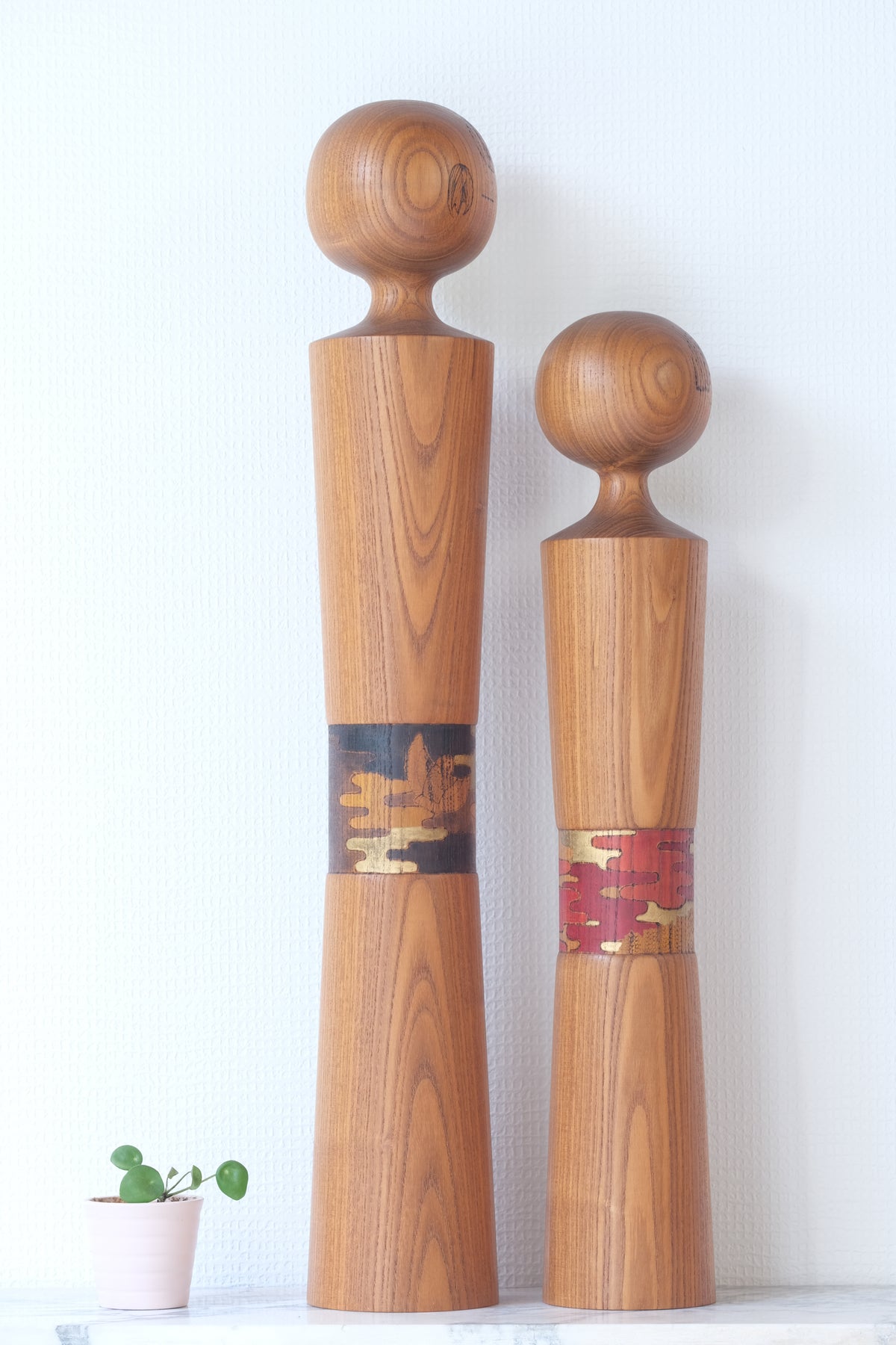 Kokeshi Art by Sansaku Sekiguchi 関口 三作 (1925-2018) | 65 cm and 67,5 cm