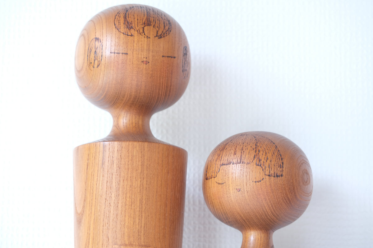 Kokeshi Art by Sansaku Sekiguchi 関口 三作 (1925-2018) | 65 cm and 67,5 cm