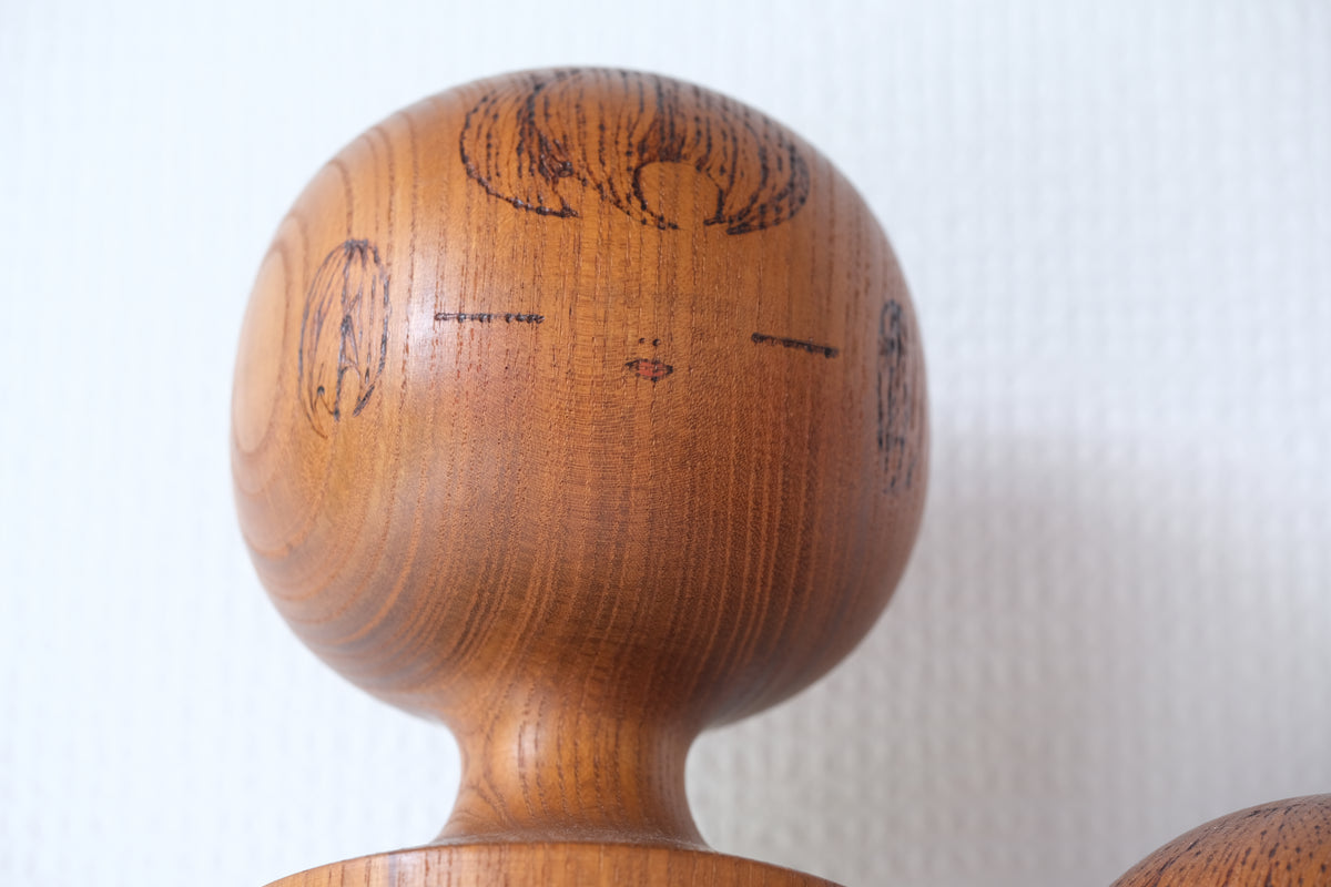 Kokeshi Art by Sansaku Sekiguchi 関口 三作 (1925-2018) | 65 cm and 67,5 cm