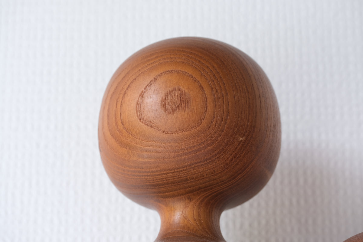 Kokeshi Art by Sansaku Sekiguchi 関口 三作 (1925-2018) | 65 cm and 67,5 cm