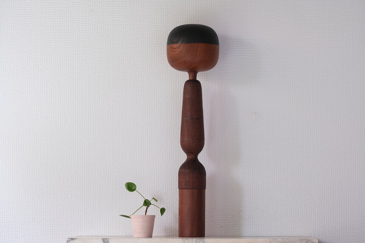 Boy (Warabe) わらべ Kokeshi Art by Shozan Shido 志形尚山 (1932-1995) | Dated: 1976 | 58,5 cm