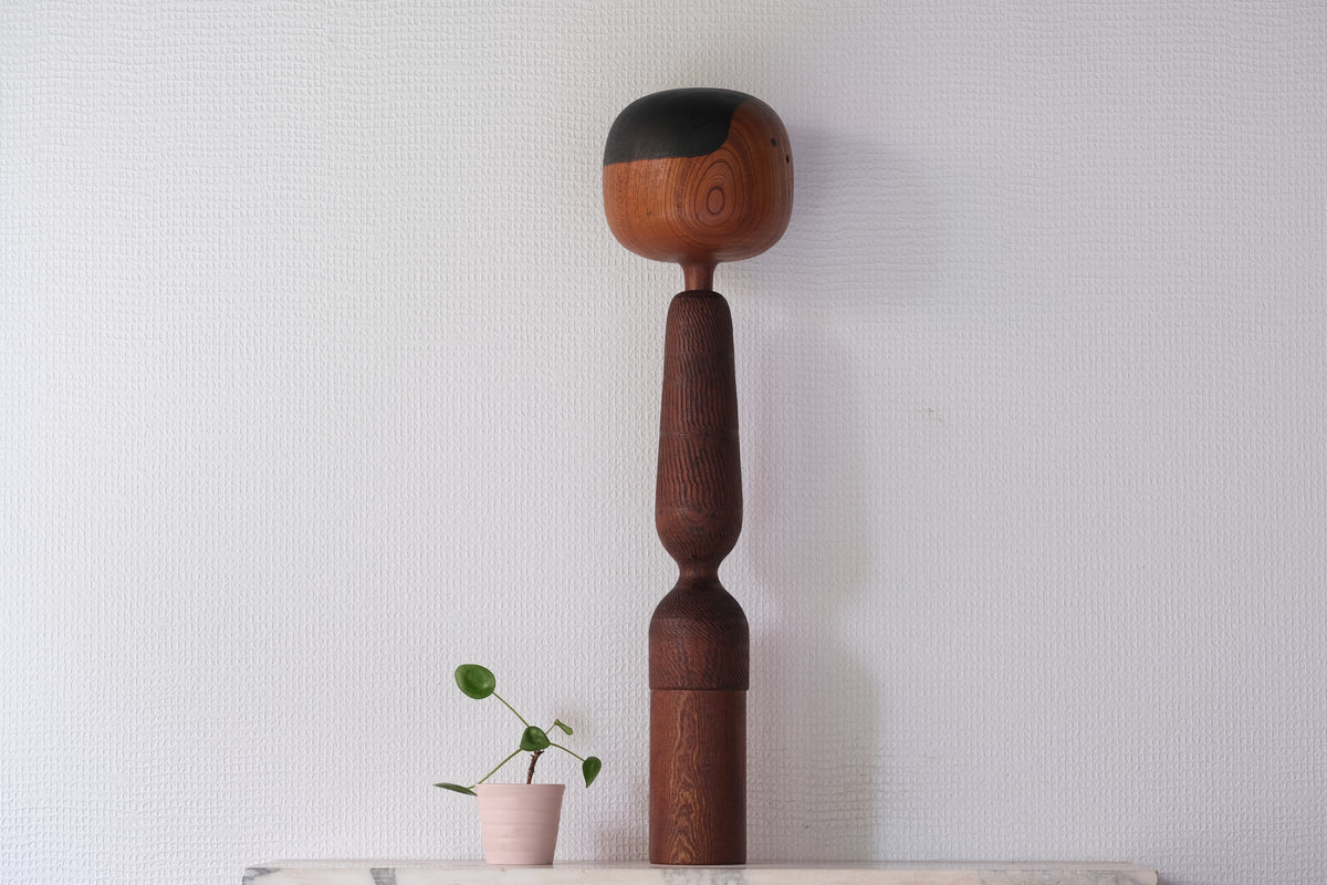 Boy (Warabe) わらべ Kokeshi Art by Shozan Shido 志形尚山 (1932-1995) | Dated: 1976 | 58,5 cm