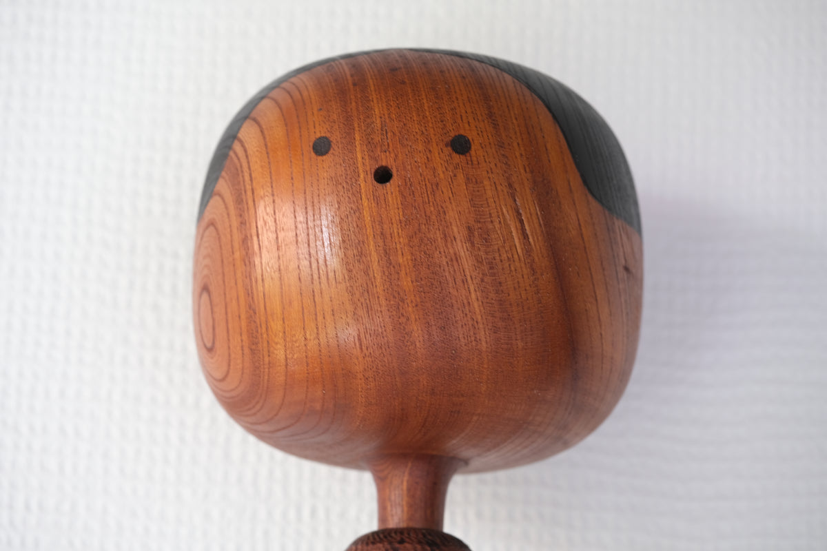 Boy (Warabe) わらべ Kokeshi Art by Shozan Shido 志形尚山 (1932-1995) | Dated: 1976 | 58,5 cm