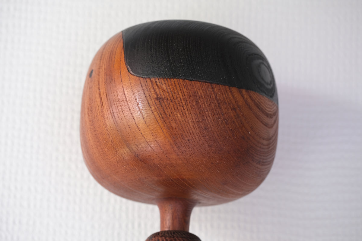 Boy (Warabe) わらべ Kokeshi Art by Shozan Shido 志形尚山 (1932-1995) | Dated: 1976 | 58,5 cm