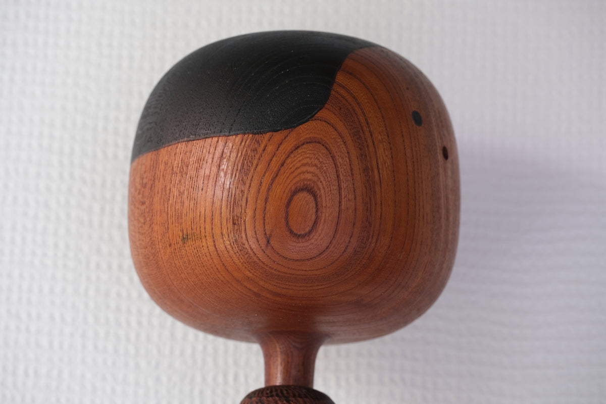 Boy (Warabe) わらべ Kokeshi Art by Shozan Shido 志形尚山 (1932-1995) | Dated: 1976 | 58,5 cm