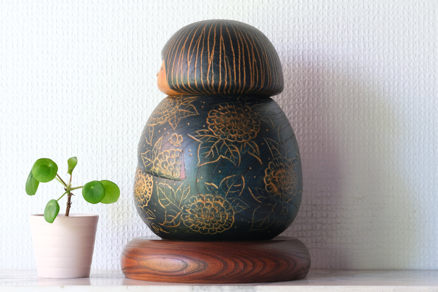 Kokeshi Art by Sansaku Sekiguchi 関口 三作 (1925-2018) with Hydrangea Flowers