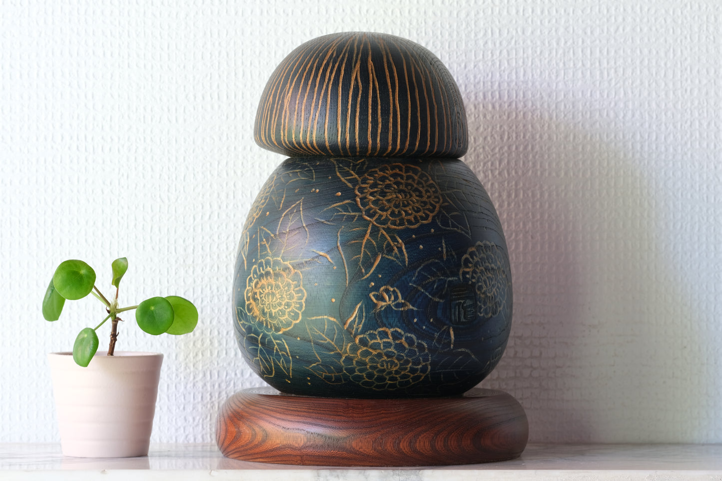 Kokeshi Art by Sansaku Sekiguchi 関口 三作 (1925-2018) with Hydrangea Flowers