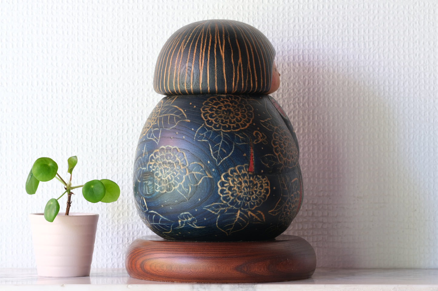 Kokeshi Art by Sansaku Sekiguchi 関口 三作 (1925-2018) with Hydrangea Flowers