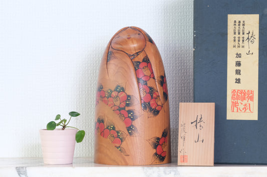 Bergcamelia (Tsubakiyama) 椿山 by Kato Tatsuo 加藤龍雄 (1940-)